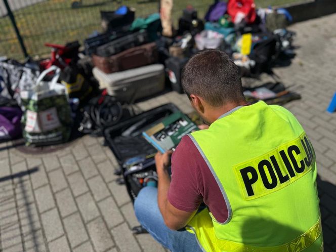 Od kilku miesięcy okradał niezamknięte auta. Policja z Ostródy szuka poszkodowanych