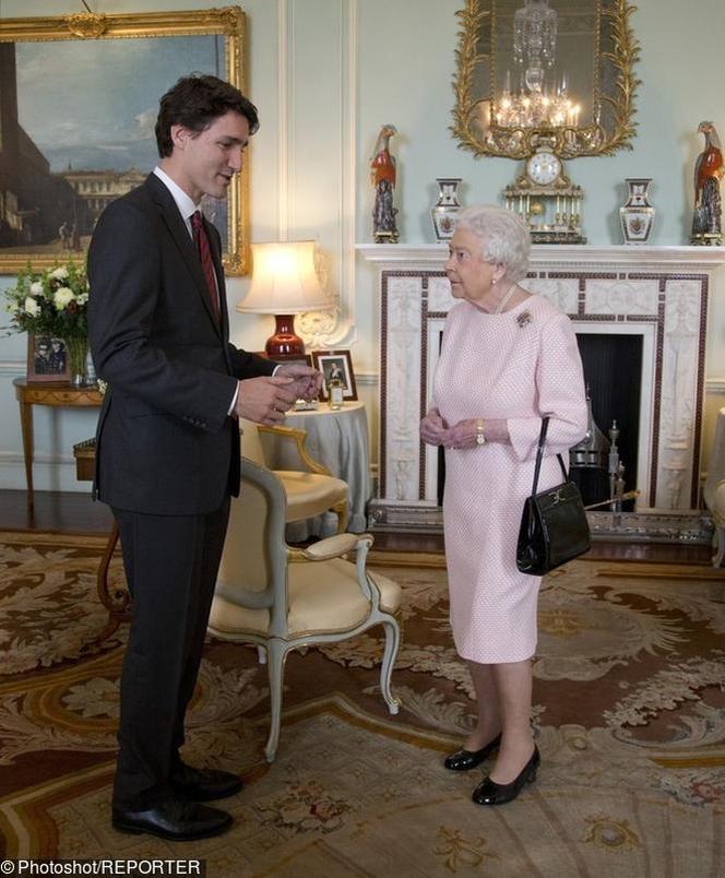 Od pół wieku nosi tę samą torebkę