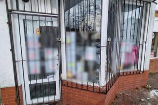  Witryna sklepu oklejona... dokumentami!