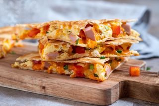 Dzień zacznij od śniadaniowej quesadilli. Prosta w przygotowaniu, a pyszna i sycąca