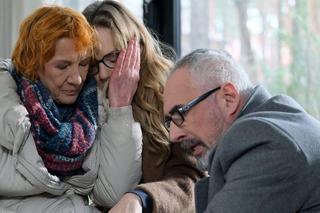 M jak miłość odc. 1806. Adam Werner (Jacek Kopczyński), Sylwia (Hanna Turnau), gosposia Ola (Ewa Kolasińska)