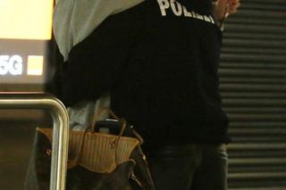 Allan wita dziewczynę na lotnisku