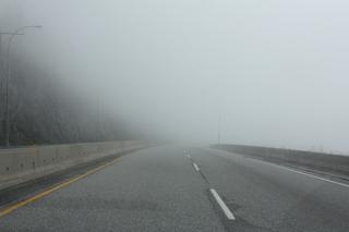 UWAGA, kierowcy! IMGW ostrzega przed gęstą mgłą! Będzie cokolwiek widać?