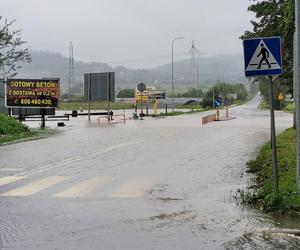 Jelenia Góra zalana. Pod wodą jest już 30 domostw, wiele dróg jest nieprzejezdnych 