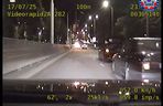 Wiózł kolegę w otwartym bagażniku
