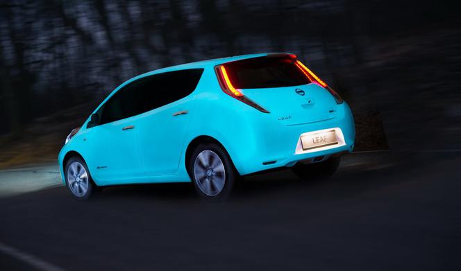  świecący Nissan Leaf