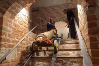   Z piwnic zamku w Lidzbarku Warmińskim wydobyto armatnie lufy. Będzie można je obejrzeć [ZDJĘCIA]