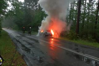 Groza na DW koło Bydgoszczy! Auto stanęło w płomieniach