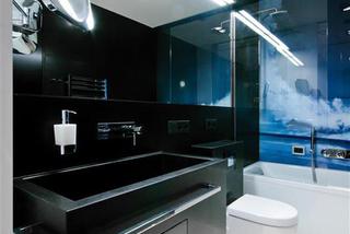 Minimalistyczny projekt wnętrz, czyli białe wnętrza z czarną łazienką