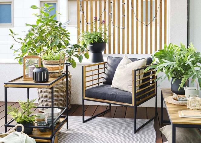Mały balkon w bloku lub kamienicy w stylu modernizmu