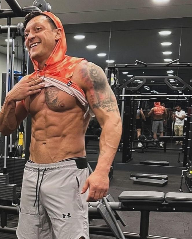 Mesut Ozil przeszedł niezwykłą przemianę!