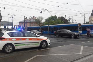 Wypadek w centrum Krakowa. Konsularne BMW potrąciło rowerzystę [ZDJĘCIA]
