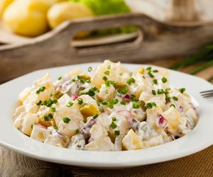 Kartoffelsalat, czyli niemiecka sałatka ziemniaczana jak z bawarskiej gospody – przepis na smak, który uzależnia!