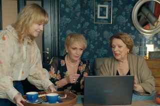 Barwy szczęścia, odcinek 3192: Rawiczowa (Elżbieta Jarosik), Małgorzata (Adrianna Biedrzyńska), Emilka (Jessica Frankiewicz)