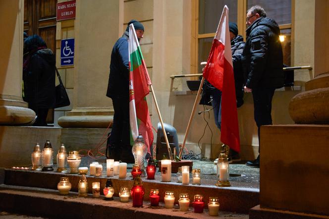 Lublin solidarny z Gdańskiem. Setki osób przed ratuszem