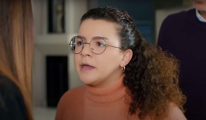 Policja znajduje ciało porywacza Ragipa i przychodzi po Melis. Ta chwyta za broń! Szybko okazuje się jednak, że to tylko zły sen Feraye.