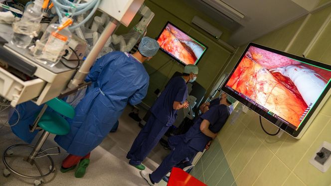 Sztuczna inteligencja przeprowadza operacje.