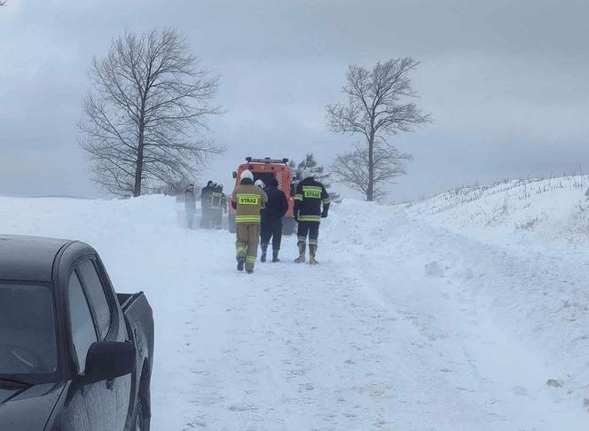 Śnieg zasypał auto 