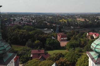 Pszów: Śląska Perła Pielgrzymkowa z Uśmiechniętą Madonną. Odkryj Wieś Psów