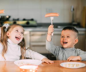 Bułki, parówki, naleśniki... Złota zasada od dietetyczki pomoże przekonać dziecko do odkrywania nowych smaków