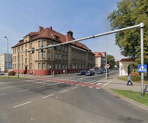 Przed szkołą w centrum Leszna próbowano porwać dziecko? Niepokój po poście w sieci