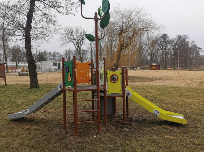 Nowe elementy na placach zabaw w gminie Osieczna