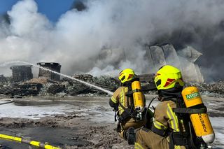 Pożar hali przemysłowej hurtowni zniczy przy ulicy Dojazd w Tarnowie