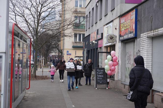 Kolejka przed pracownią cukierniczą "Zagoździński" na Woli 27.02.2025