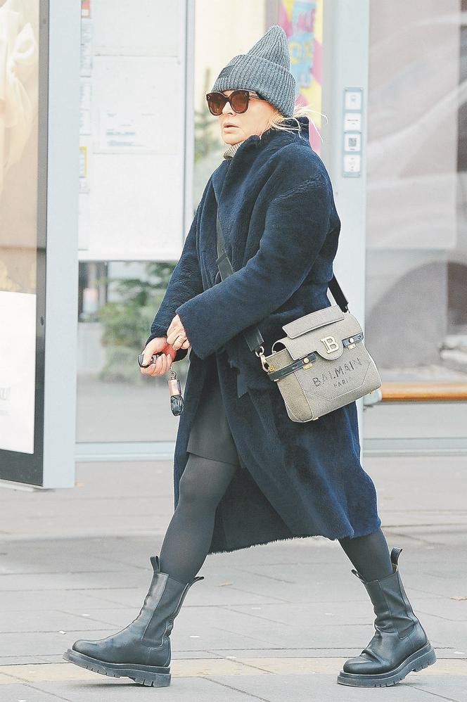 Monika Olejnik. Na spacerze z torebką za 6000zł