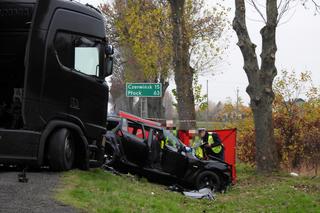 Horror na DK 62. Kierowca bmw zakleszczony w zmiażdżonym bmw. Nie przeżył