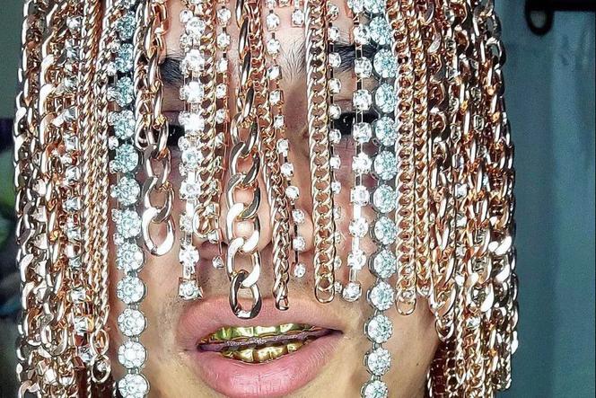 Złote łańcuchy zamiast włosów. Meksykański raper Dan Sur zyskał popularność dzięki fryzurze