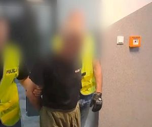 Ruszył z szablą na policjantów! Miał też granaty