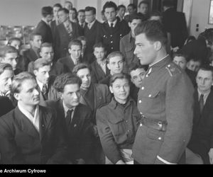 QUIZ PRL. Od Lenino do „fali”: Sprawdź, czy przetrwałbyś w wojsku PRL. Tylko dla orłów!