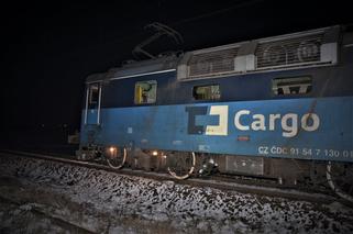 Horror na przejeździe kolejowym! Kierowca osobówki nie zdążył wyhamować. Potężna kraksa z pociągiem