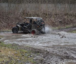 Nietypowy kulig na Śląsku. Zamiast śniegu błoto, a zamiast konia samochód terenowy. 