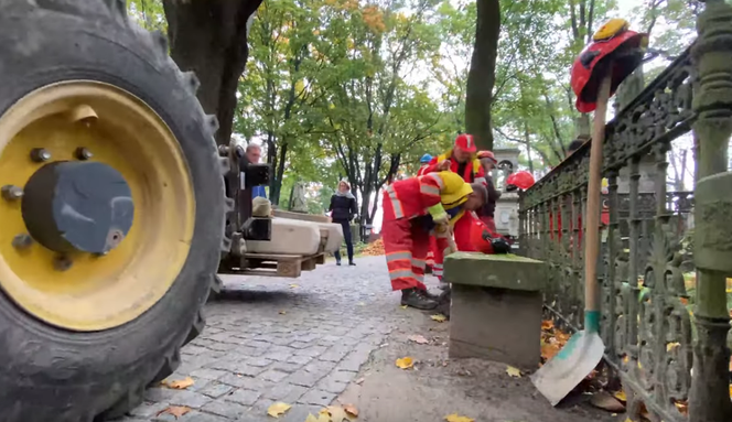 Tramwajarze weszli na Powązki. Co oni tam robili?
