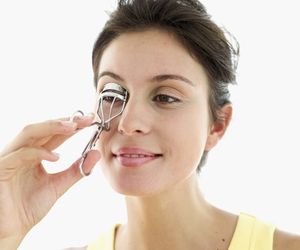 Dlaczego rzęsy wypadają? Sposoby na wypadanie rzęs