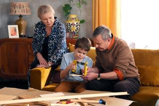 	Barwy szczęścia odc. 2994. Czesław Zarzeczny (Marian Jaskulski), Ksawery (Bartosz Gruchot), Basia (Sławomira Łozińska)