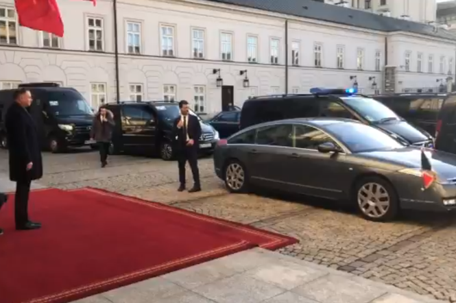 Ale wstyd! Opancerzone Renault prezydenta Francji zepsuło się pod Pałacem Prezydenckim