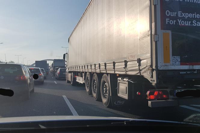 Potężny korek na autostradzie A4 w Katowicach. Na jezdni w stronę Krakowa doszło do stłuczki. Sznur samochodów ma już kilka kilometrów