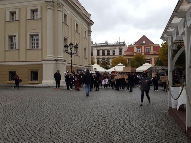 Idą lwice na ulice. Mieszkańcy Leszna znów protestują