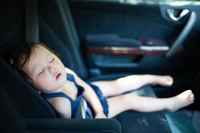 Dziecko śpi w samochodzie