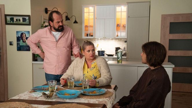 Barwy szczęścia odc. 3241. Romeo (Jacek Tyszkiewicz), Borys (Jakub Wieczorek), Aldona (Elżbieta Romanowska)