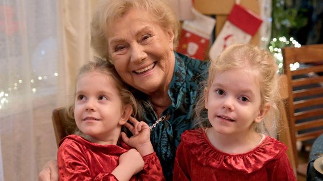 Święta w M jak miłość odcinek specjalny. Barbara (Teresa Lipowska), bliźniaczki Emilka i Zuzia (Julia,Marcelina Kempka),