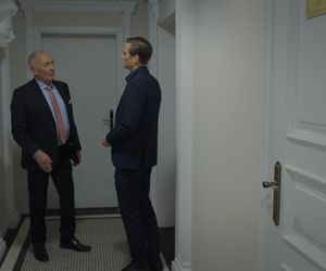 M jak miłość, odcinek 1884. Olek (Maurycy Popiel), Jerzy Argasiński (Karol Strasburger)