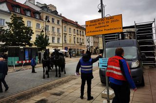 Co się dzieje na Krakowskim Przedmieściu w Warszawie? Rosyjskie napisy na ulicach