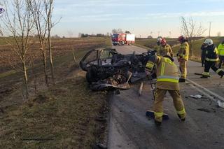  Osobówka huknęła w autobus. Jedna osoba nie żyje, 5 osób rannych, wśród nich dzieci