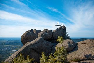 Ten zamek wygląda jak z filmu fantasy.  Leży tuż przy granicy z Polską 