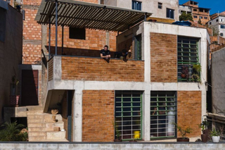 Domem Roku został budynek z brazylijskich slumsów. To solidnie zbudowana buda