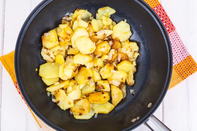 Rumiane ziemniaki smażone z cebulą